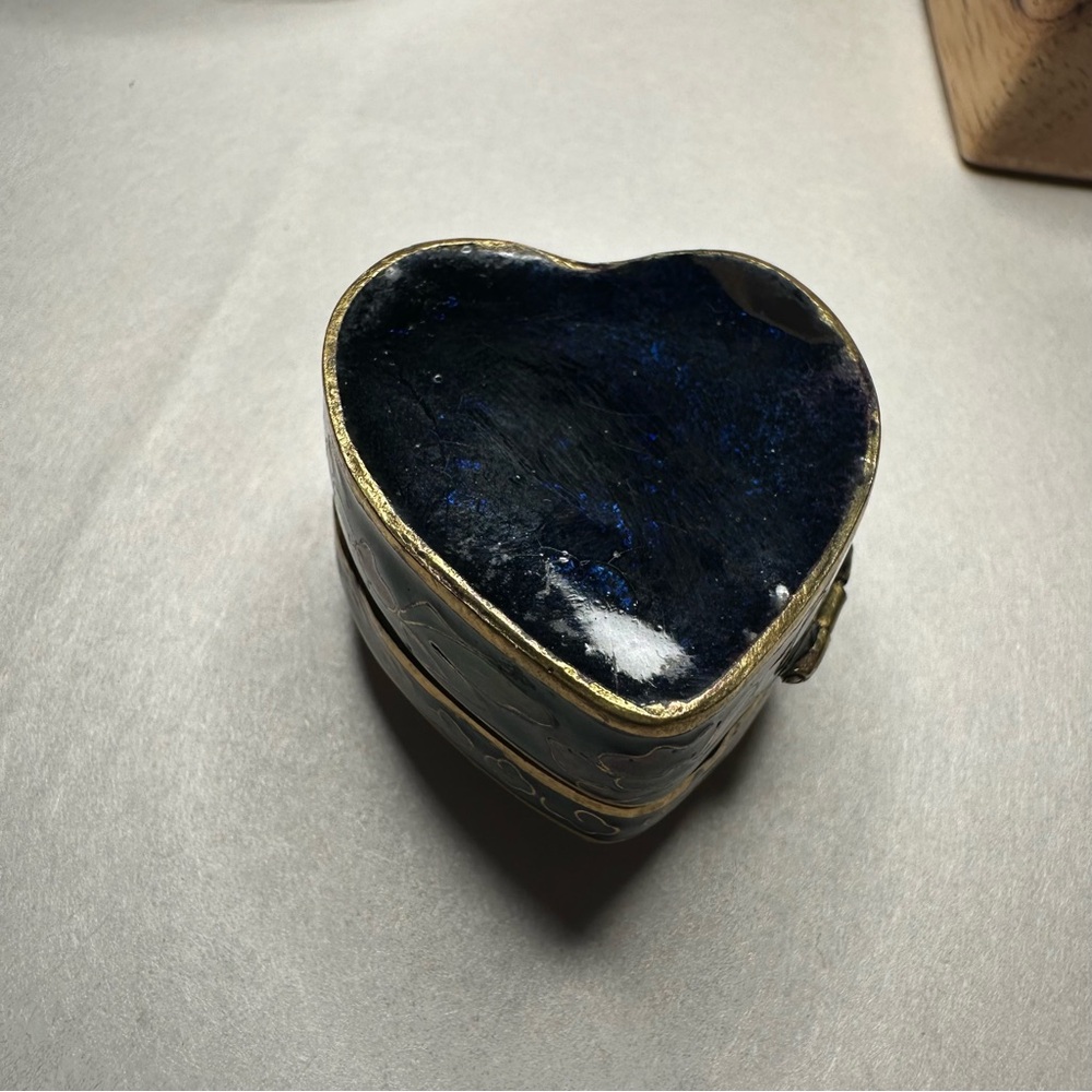 VINTAGE HEART SHAPED Cloisonne & Needlepoint (petit point) trinket box - Picture 2 of 6